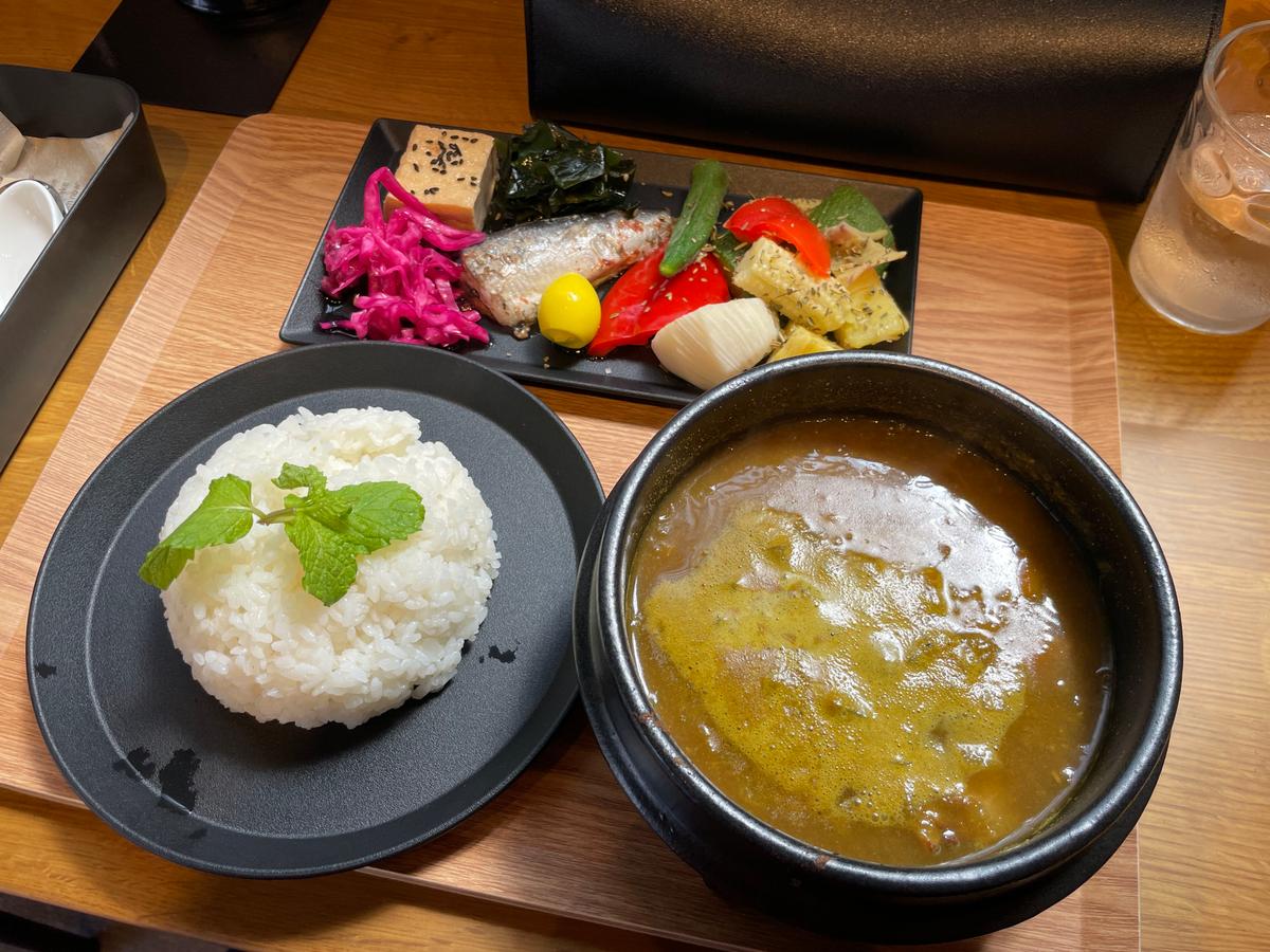 野菜盛りだくさん！カレーも辛すぎず美味しい味付け🍛