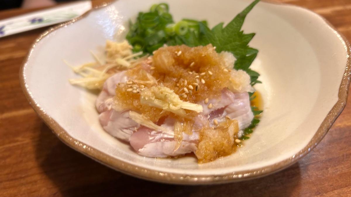 ポン酢で食べるレアな鶏肉が美味！