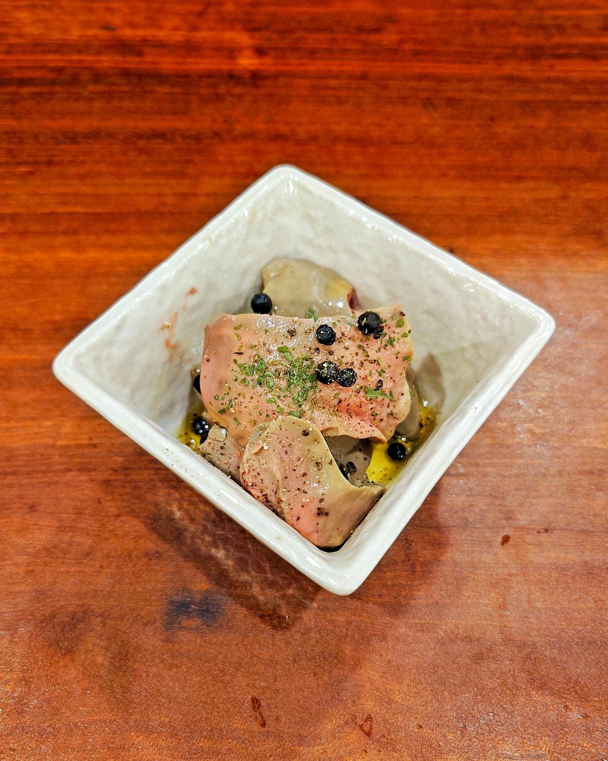 鶏レバーの低温調理 香草オイルがけ生胡椒ぞえ