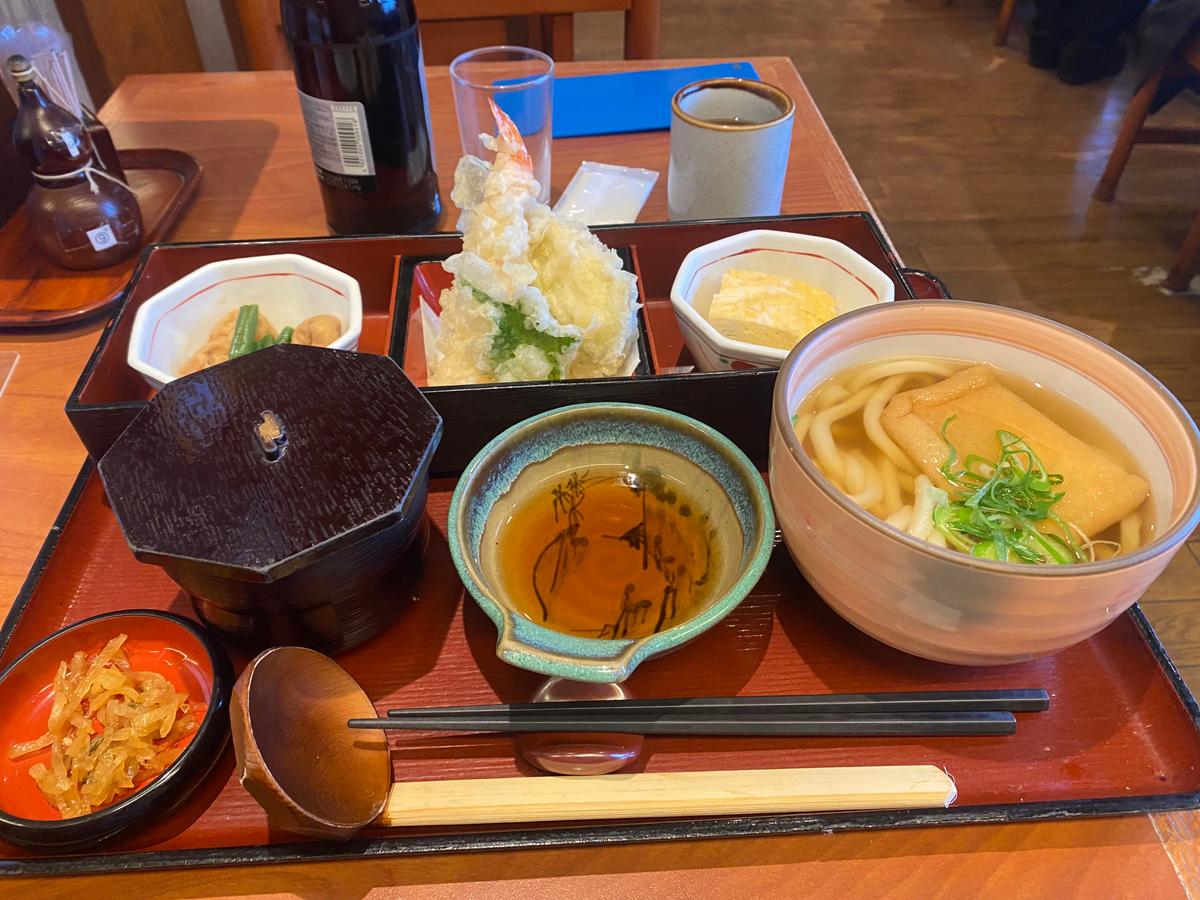 杵屋御膳。ご飯は炊き込みご飯、ミニきつねうどん、だし巻き玉子、天ぷら、小鉢。これだけ入って1380円