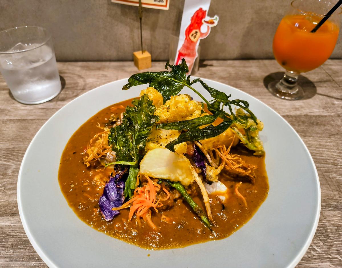 え…なんか気になる、カレーの向こう側。