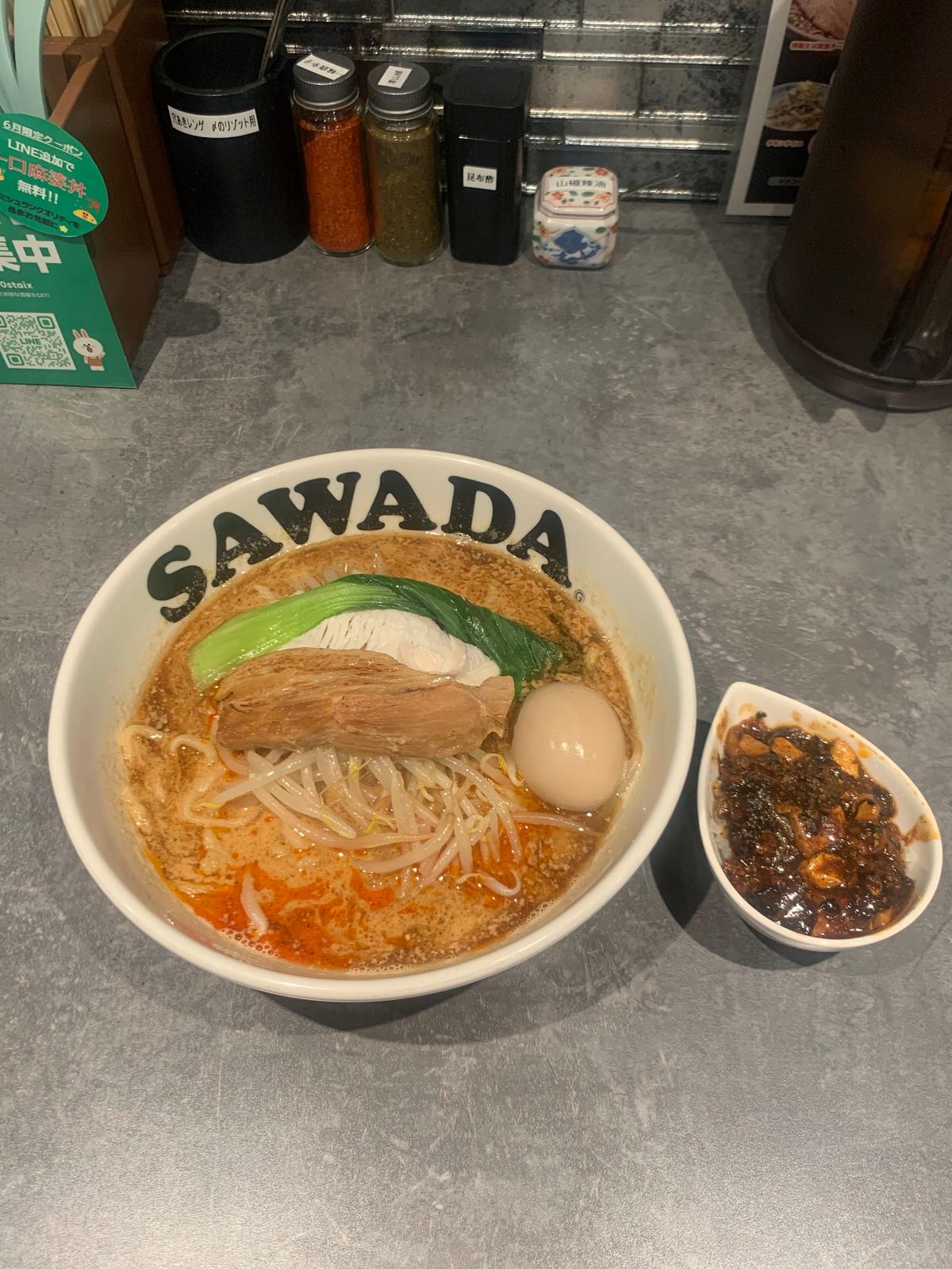 まちうまのクーポンで味玉トッピングとLINEクーポンでミニ麻婆丼です。