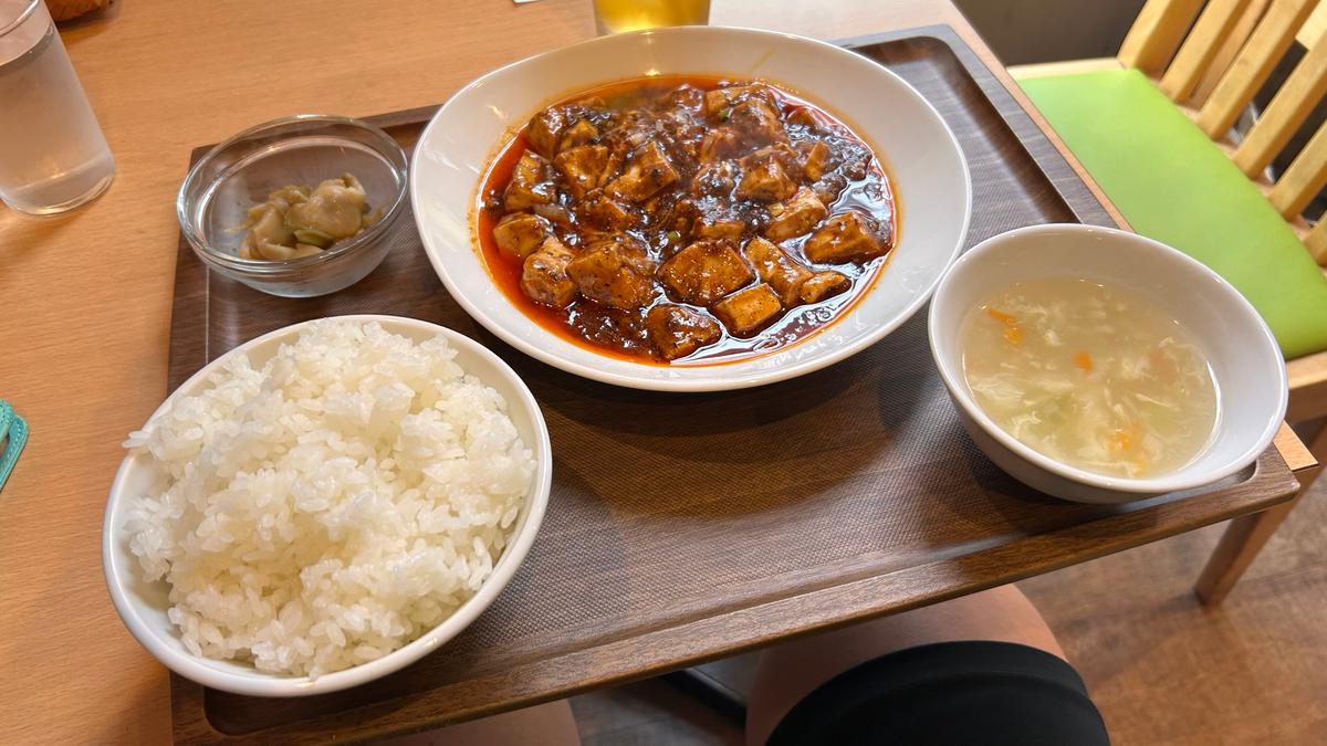 スープとザーサイ、ドリンクのついた麻婆豆腐ランチ