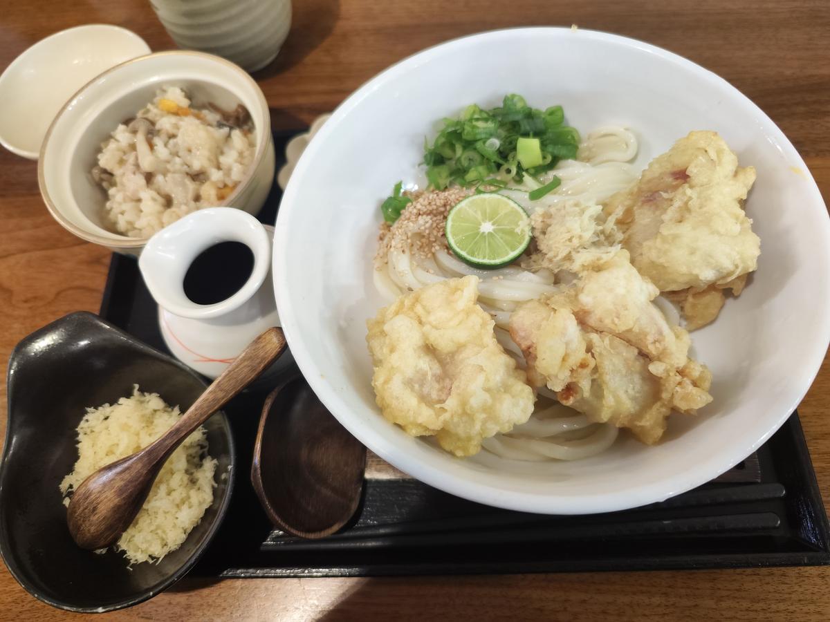 とり天ぶっかけうどんと、炊き込みご飯