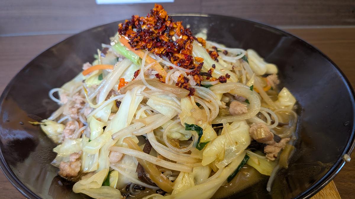 日替わり（焼きビーフン、ちょい辛醤油）単品900円、ライス唐揚げ漬物付き1100円