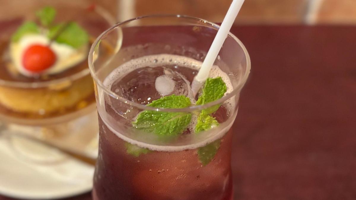 カフェでは珍しい丸い氷。そんなところもBARっぽい