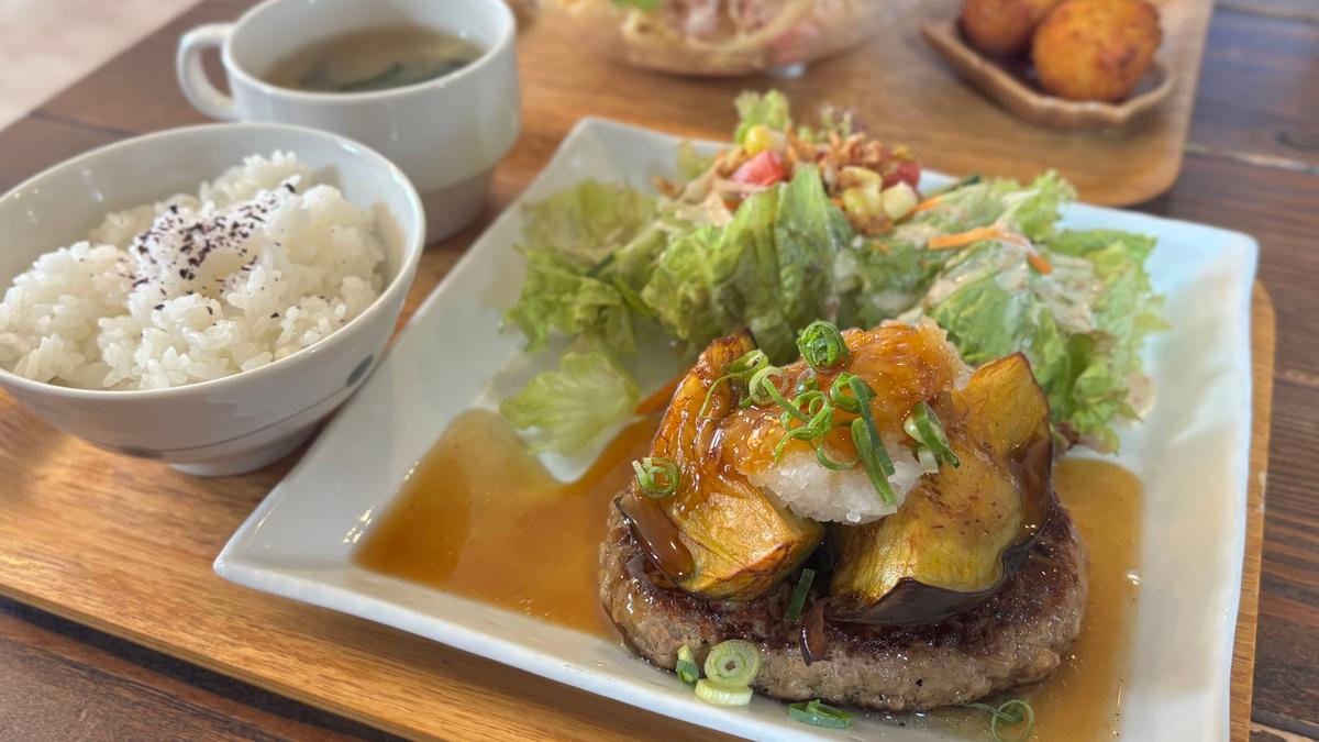 ランチはこんな感じ。大きな鳥飼なすがのった肉汁たっぷりハンバーグ😍