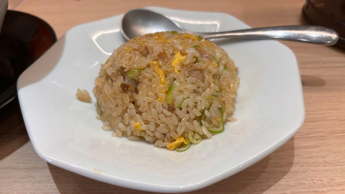 口に含むとごはんの香ばしさが鼻腔の奥に広がります