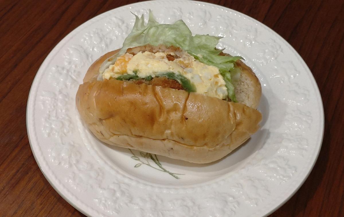 アボカドとトマト入り！ミンチカツパン✨