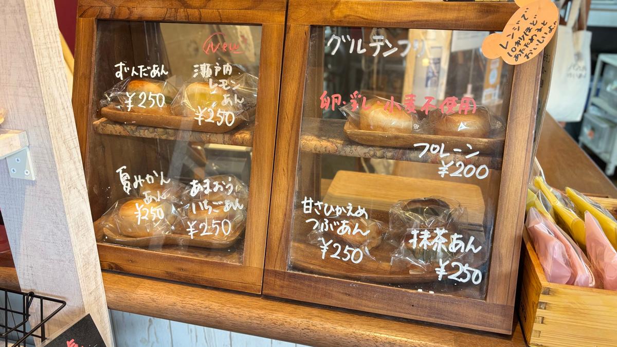 こぢんまりとしたお店ですが意外といろんなものを置いてます👀