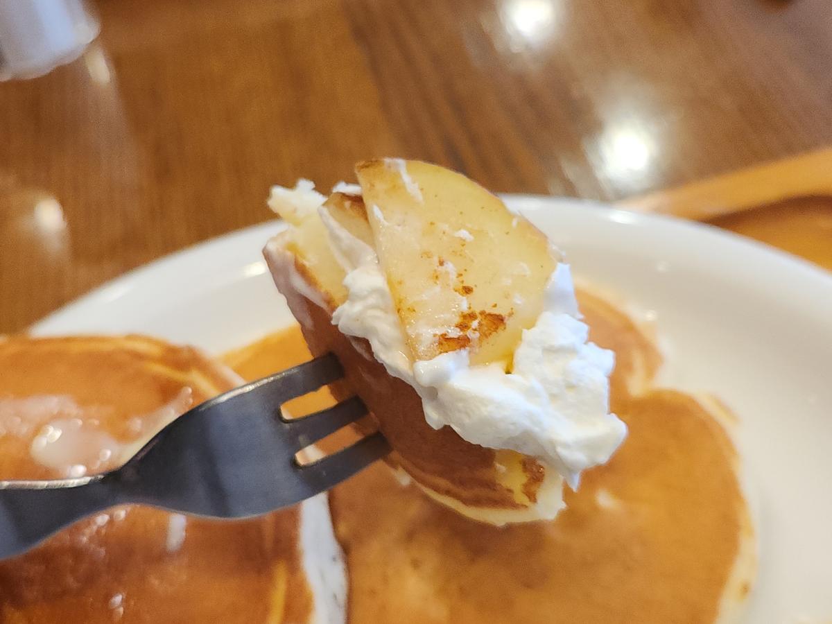 生クリームと焼きリンゴを乗せて。