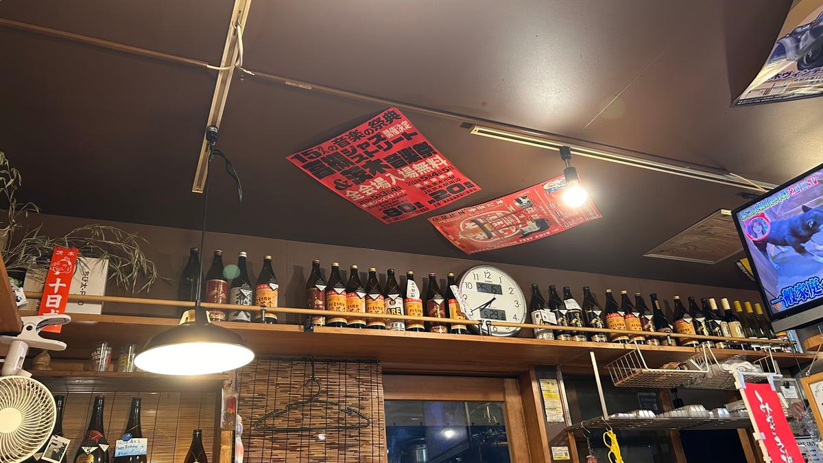 店内にはキープされているボトルが並びます