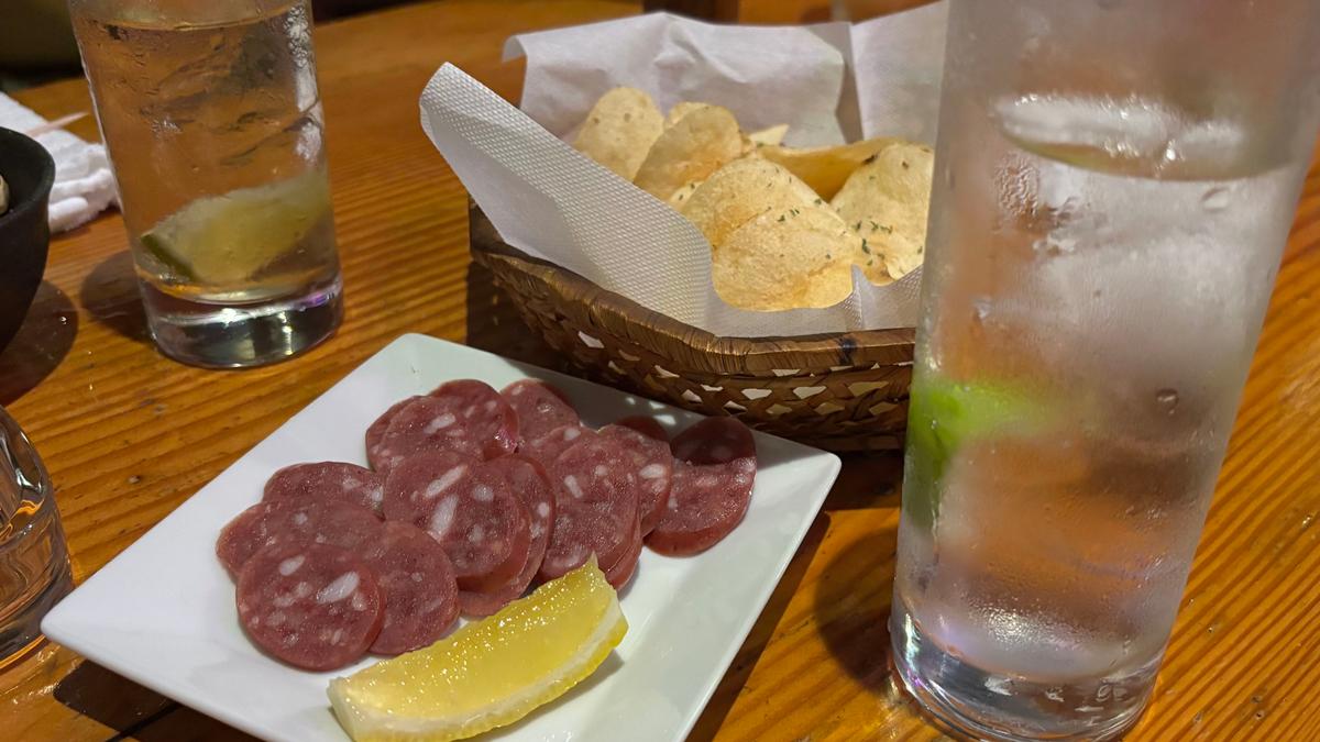のり塩ポテチや塩気のあるサラミでお酒がすすむ〜😆