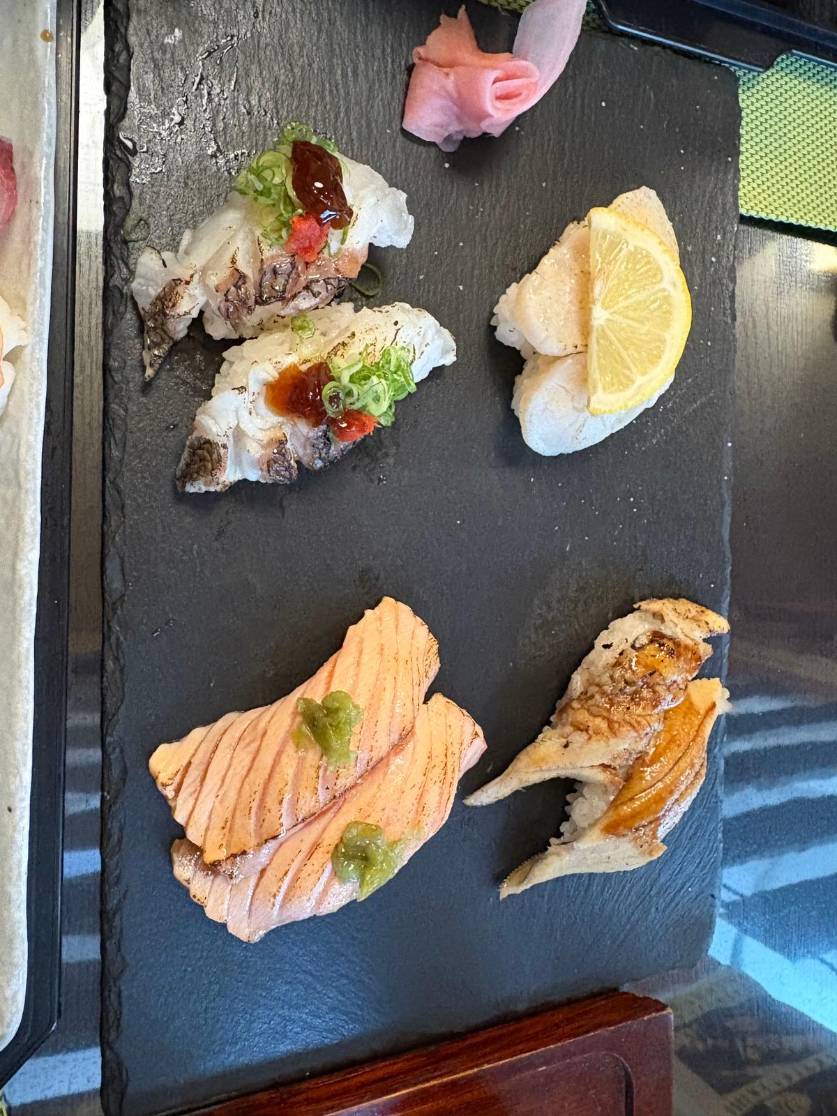 あぶり鯛、あぶり帆立、あぶりサーモン、穴子をセレクト　これで1100円は凄まじい値段設定