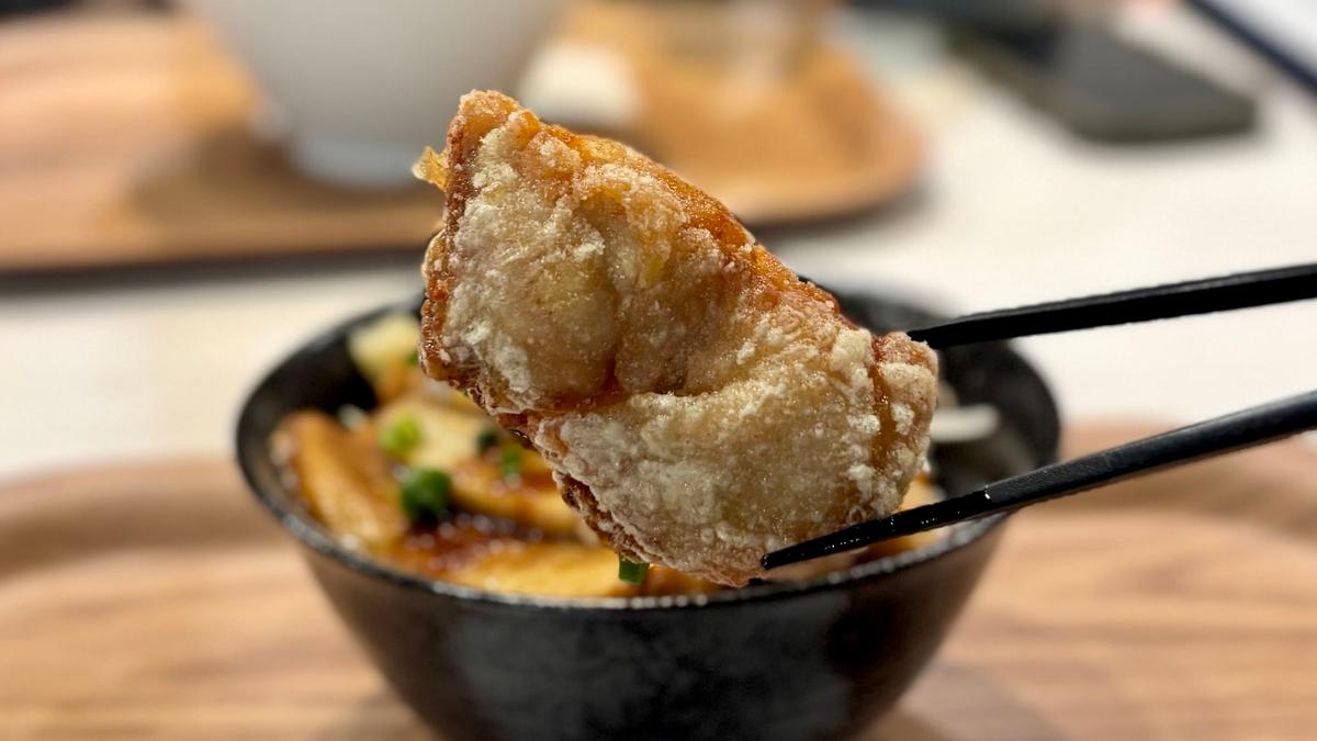 大きな唐揚げ！お箸で持つとちょっと重たいくらいずっしり！