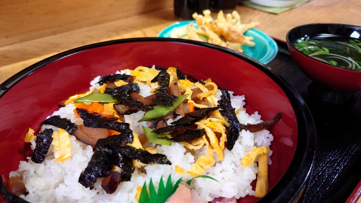 ボリューミーなちらし寿司✨お昼からの仕事も頑張れました！
