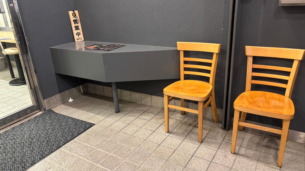 並んでる時はここで待ちます🪑