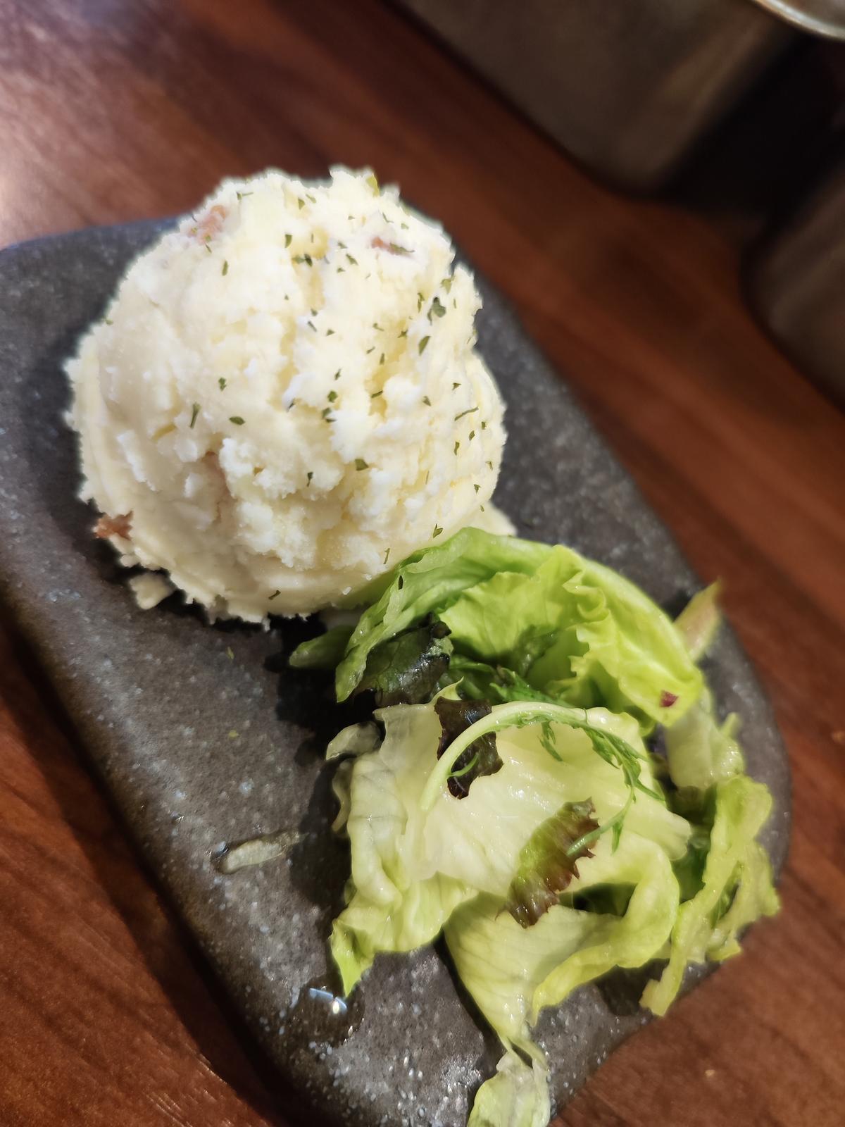 店舗限定メニューのポテトサラダ