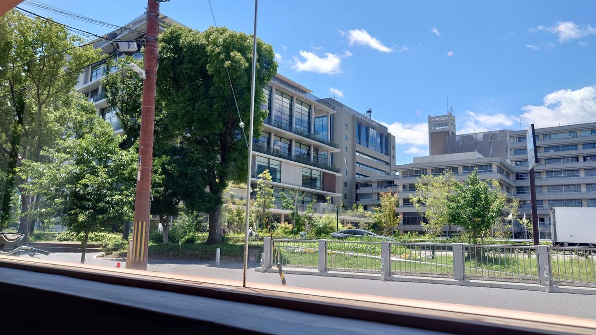 大きな窓からは爽やかにオニくるが！