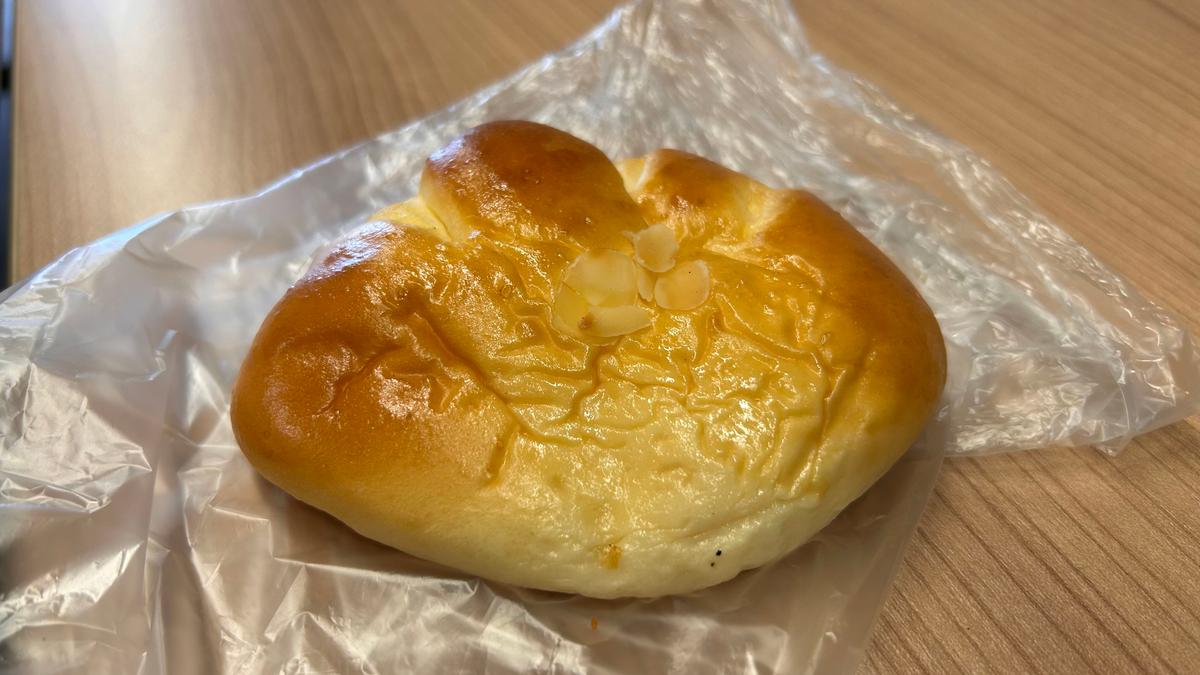 クリームのしっとり感がパンにまでしみわたってます