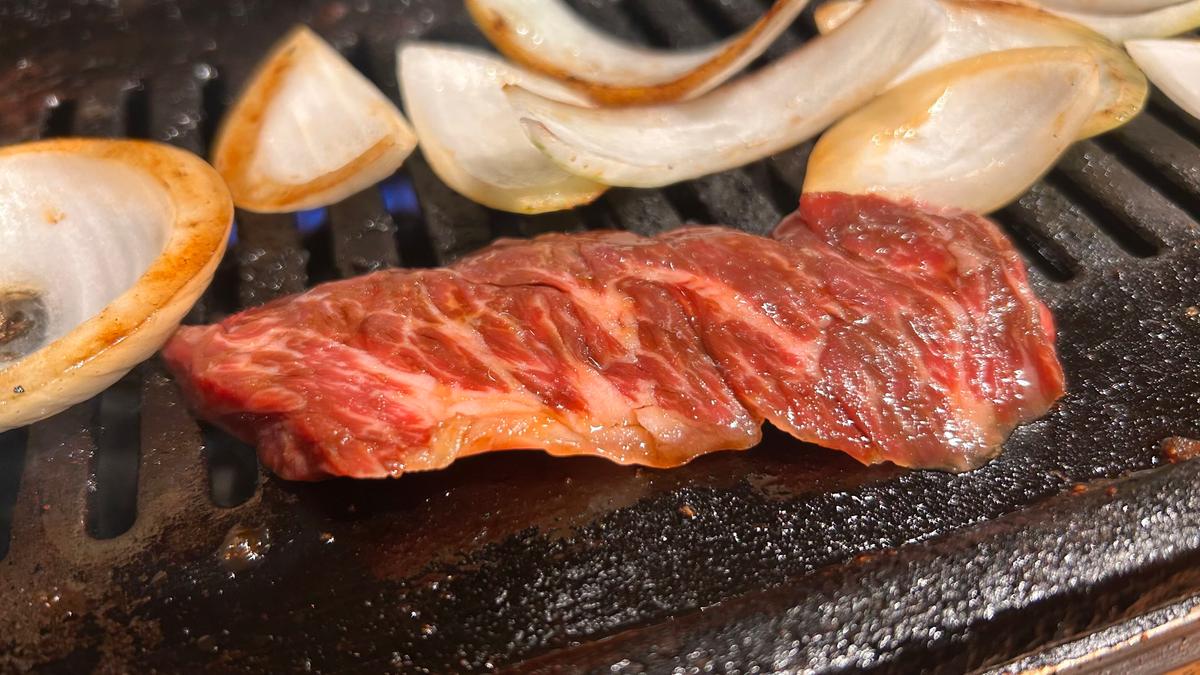 ガス火と鉄板で焼くハラミは極旨！
