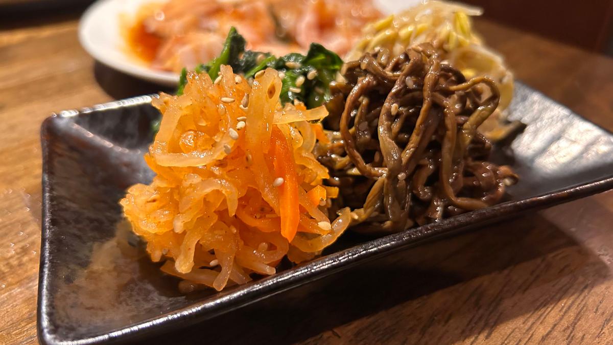 魅力的なナムル盛り合わせ