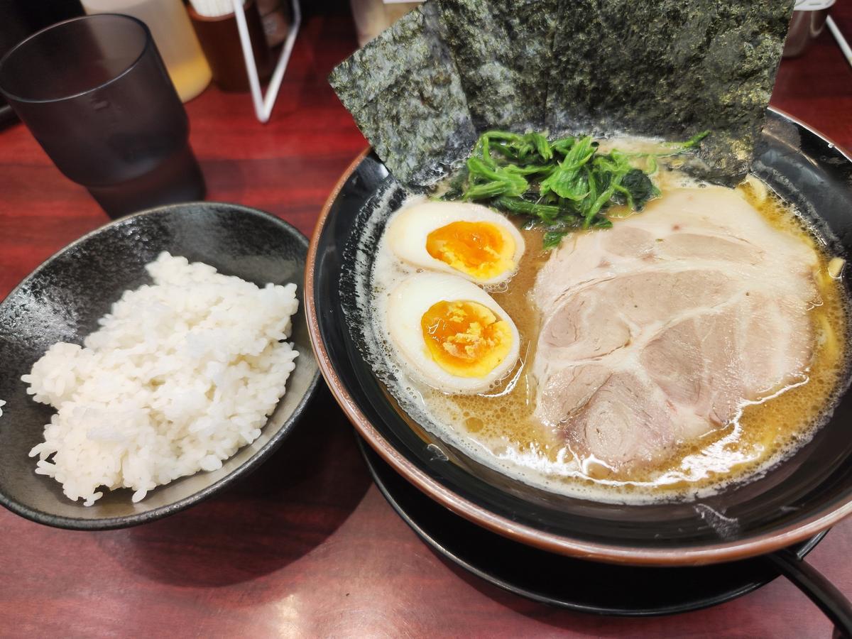 味玉ラーメンとごはん小