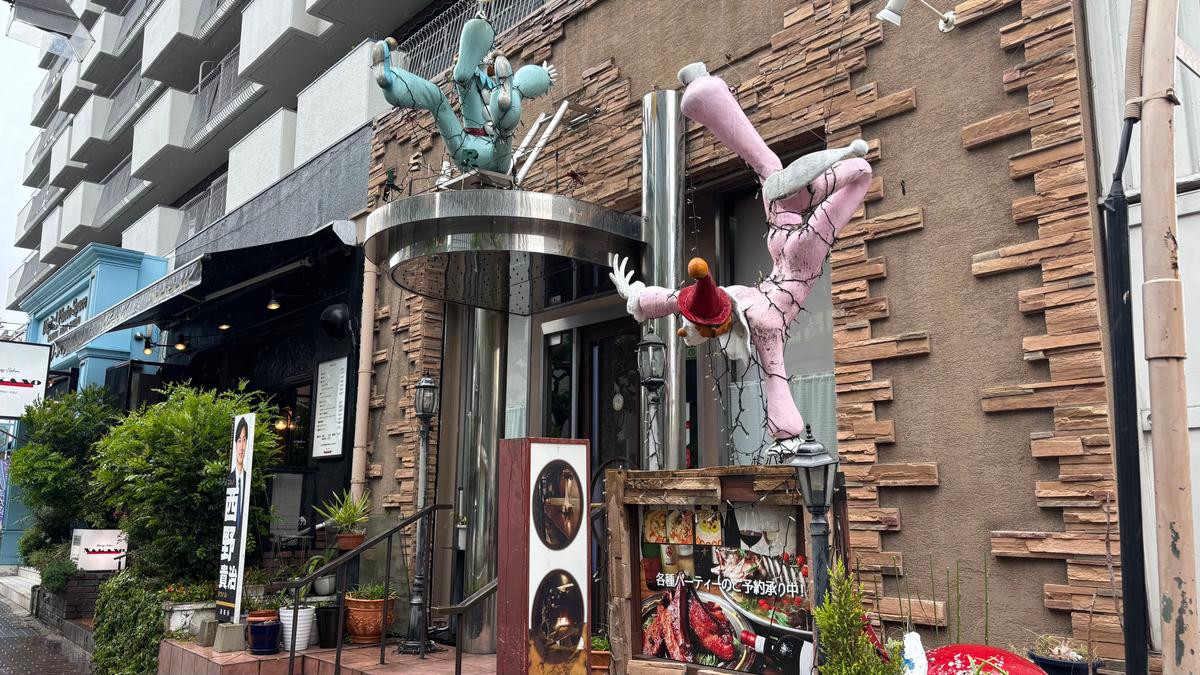 ピエロのオブジェが目印！駅から歩いて5分かからないくらいです！