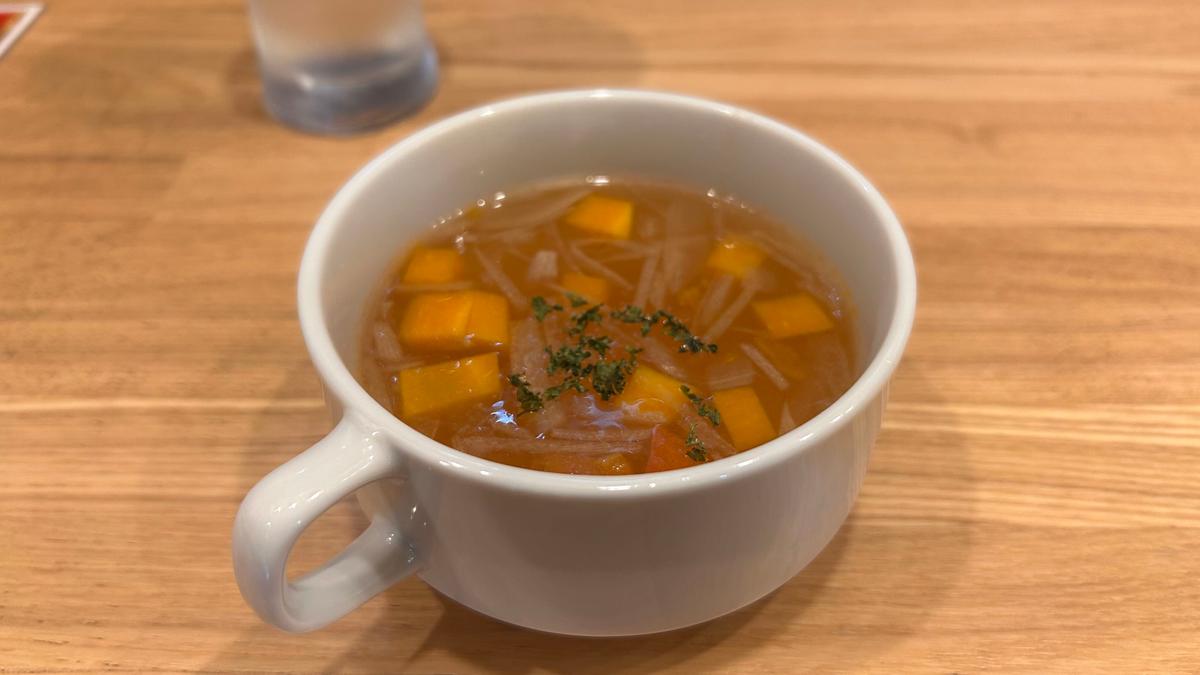 キラキラ輝くコンソメスープが染み渡ります♪