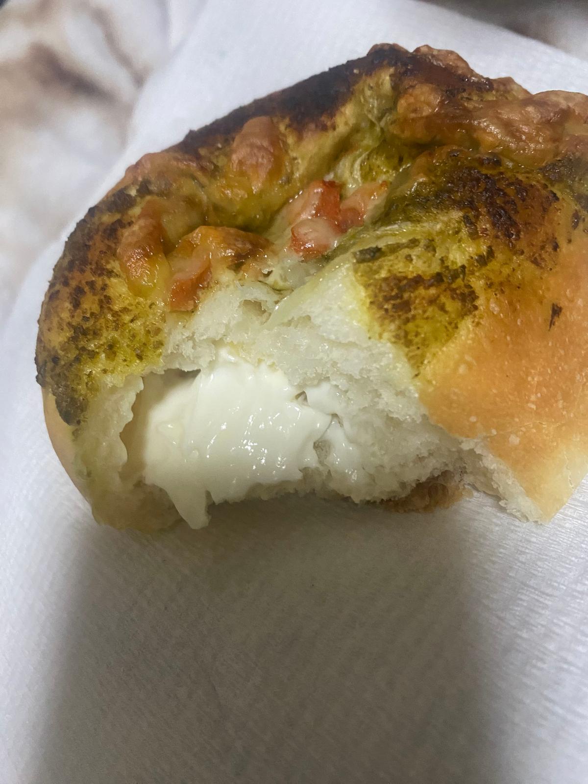 バジルパンの中味はたっぷりチーズ