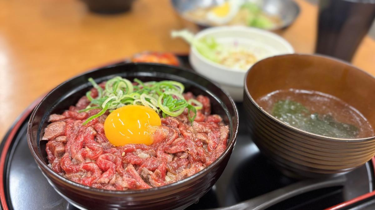 焼肉一番の人気メニューユッケが丼に✨
