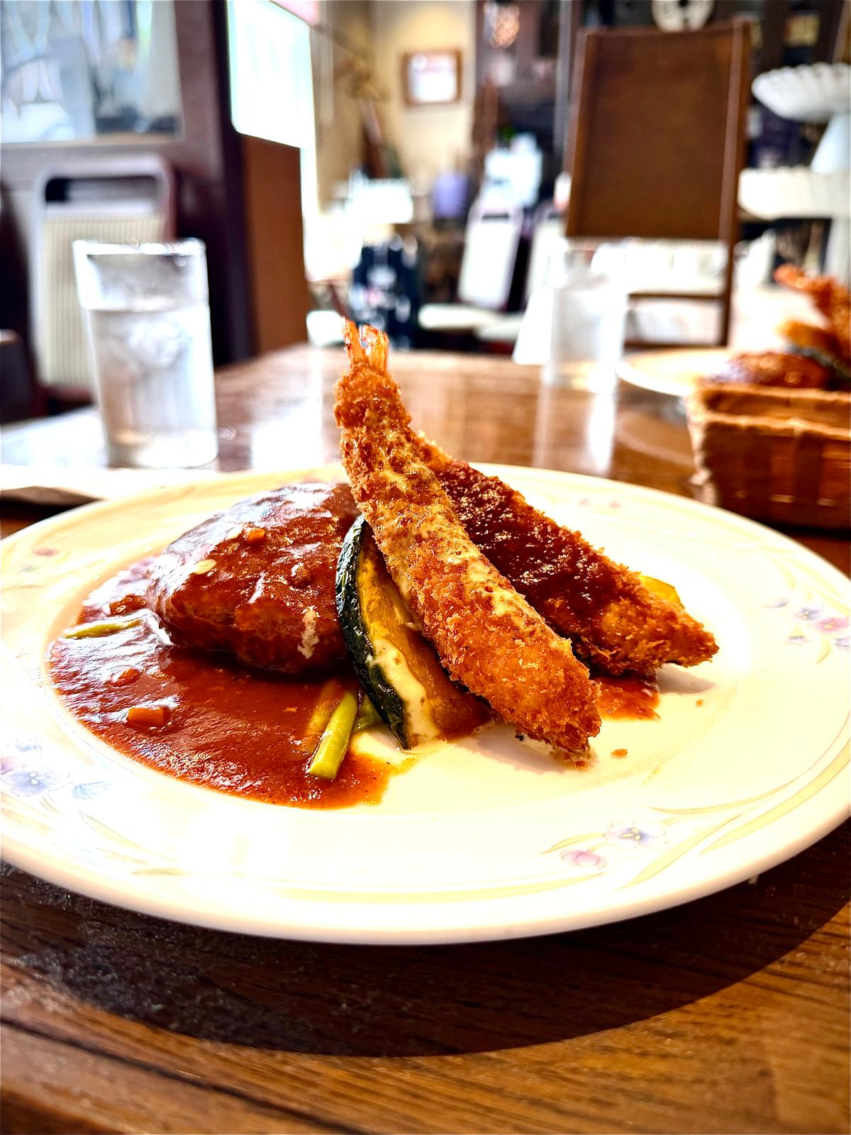 左手に大きなハンバーグ