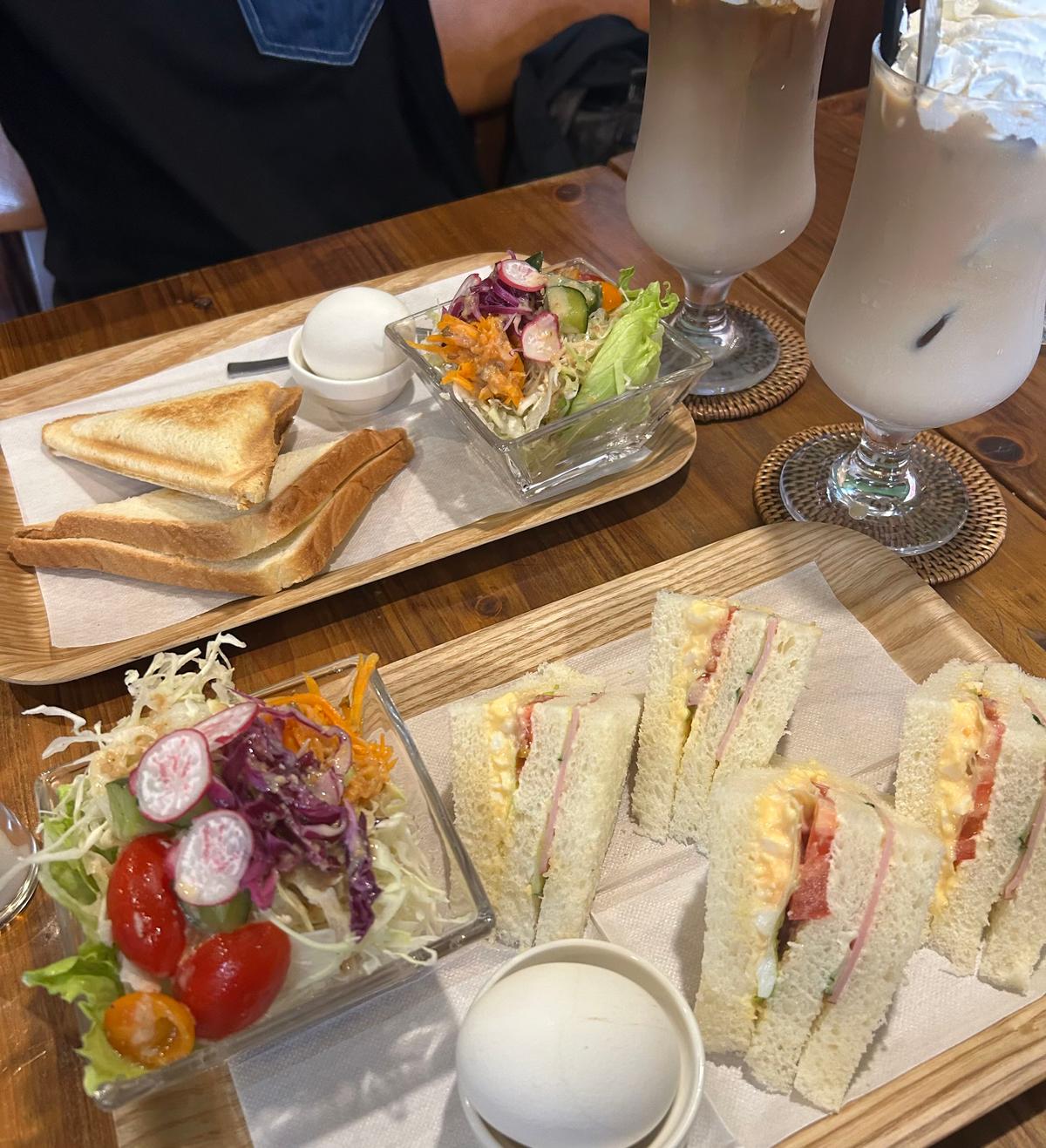 ミックスサンド🥪サラダ🥗ゆで卵🥚ウィンナーオレ
