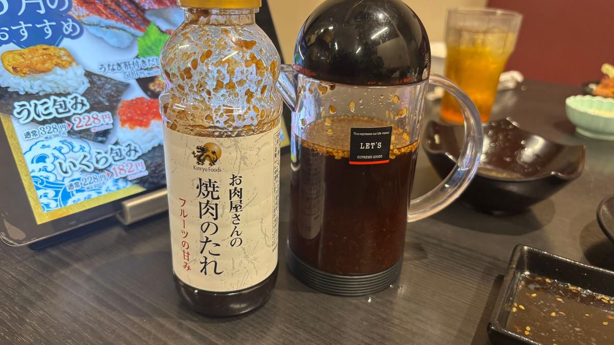 右のタレは生姜の風味が強め、左はけっこう甘めでした！