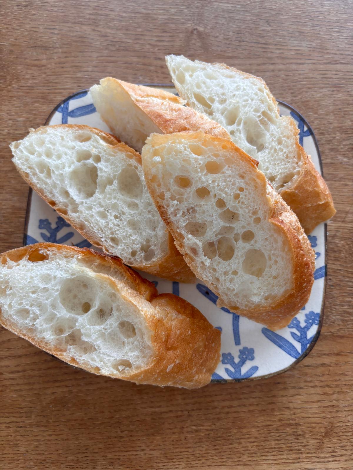 フランスパンはあっさりしていて何にでも合いそうです