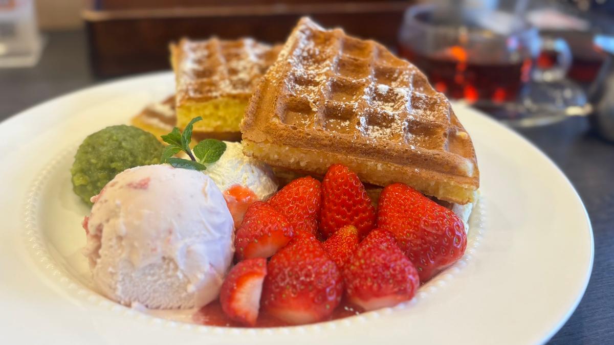期間限定！いちごがたっぷりのった苺づくしのワッフル🍓