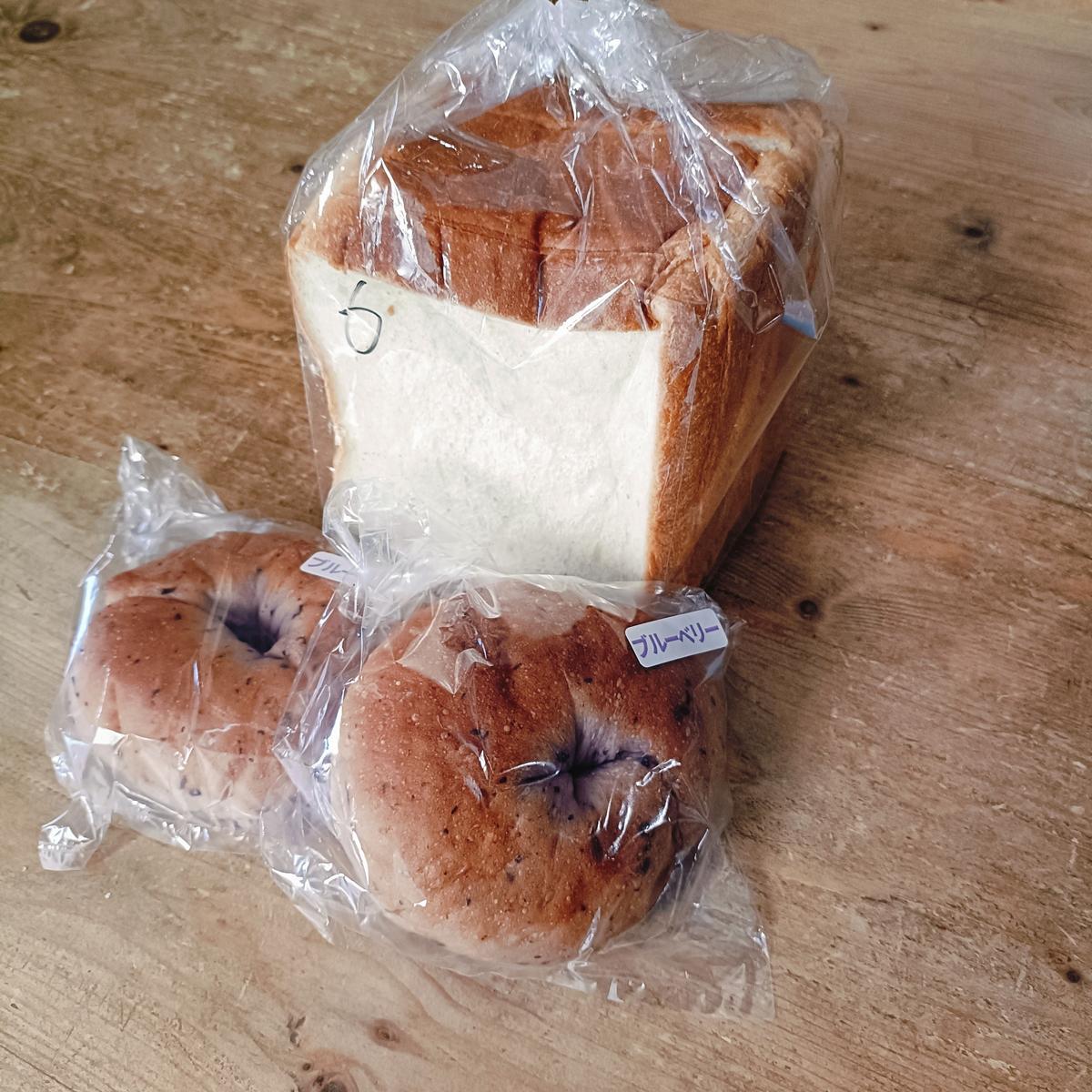 もちもち食パン　ブルーベリーベーグル
