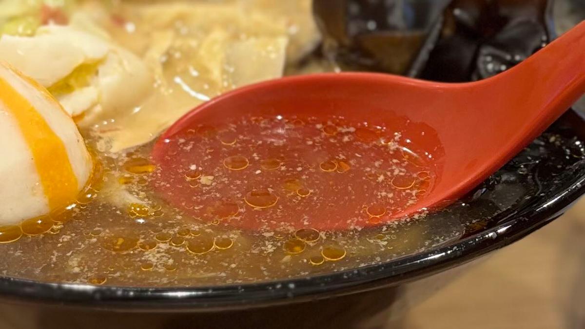 意外と赤くない、ので辛くないのかと思いきやしっかり痺れる辛さ😖