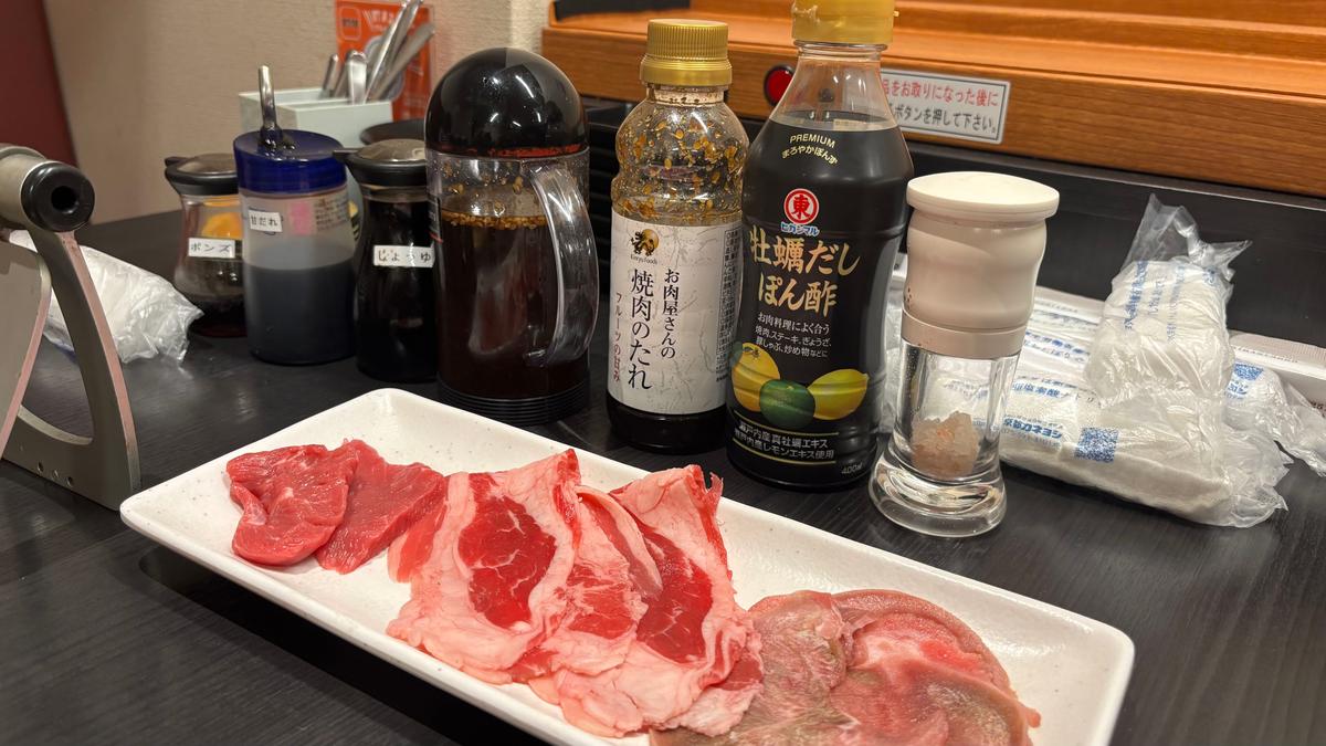お手頃コースを頼むと初めに豚タン、カルビ、ロースがきます！タレも種類豊富！