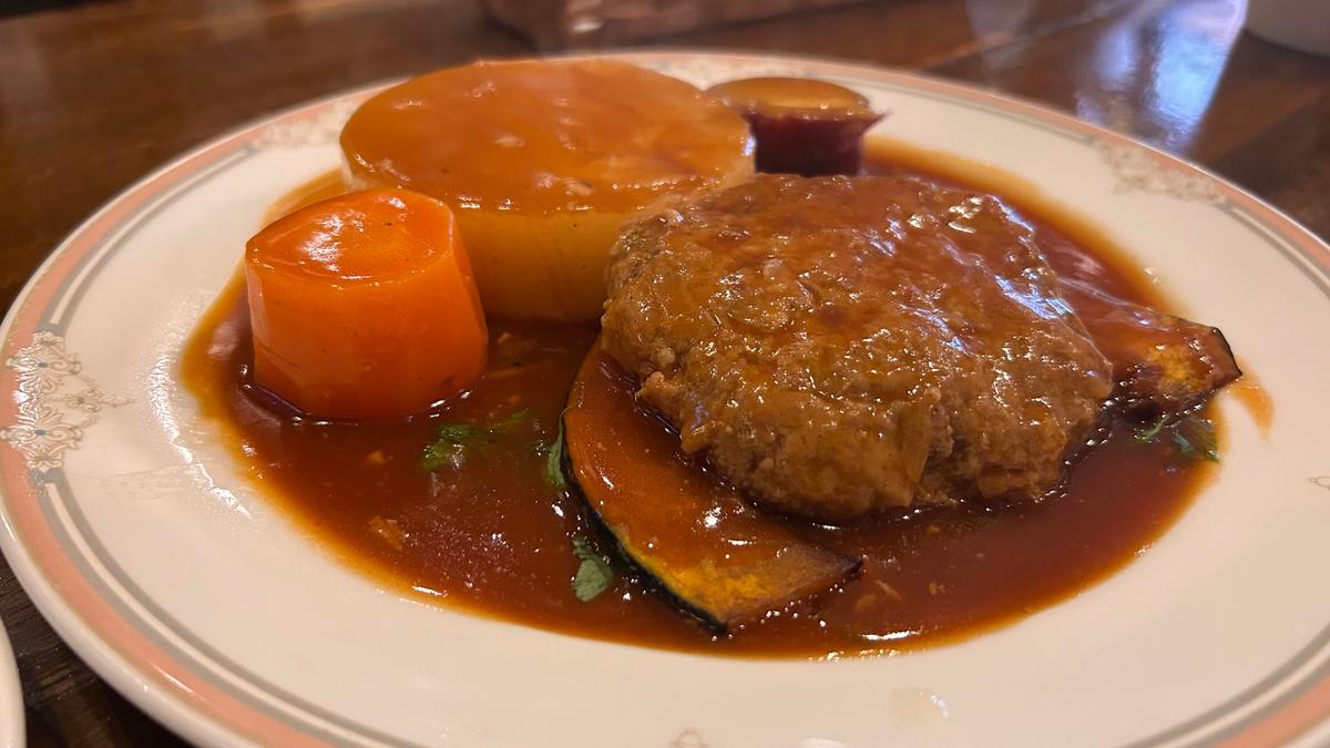 ハンバーグと付け合わせの野菜もBIGです