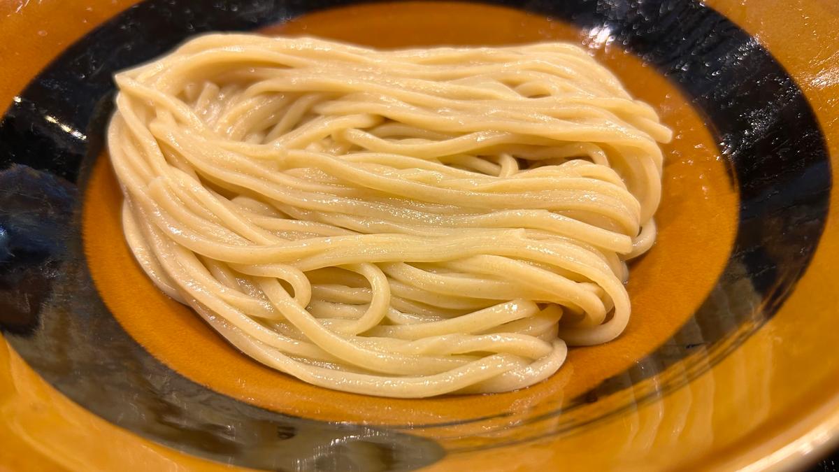 麺は太めで、キラキラと輝いていますね！