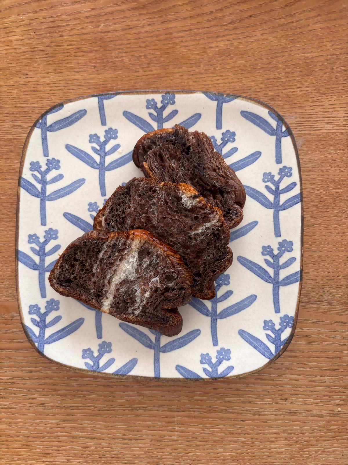 チョコが練り込まれたパンはふわふわ。