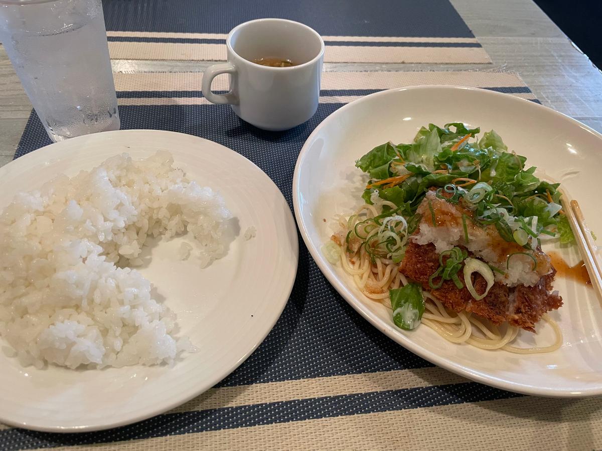 写真は少し食べた後のものです。ごはんは大盛りいけました。