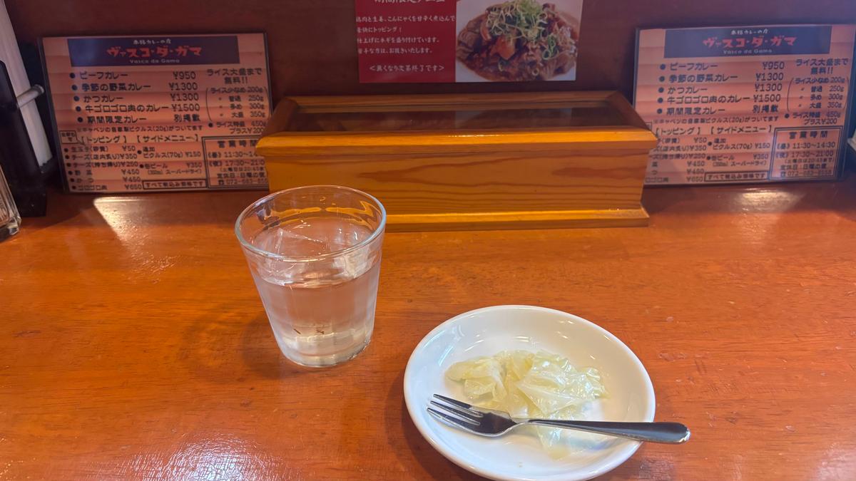 席に着くとすでにピクルスとお水が用意されていて回転率の高さにも納得♪