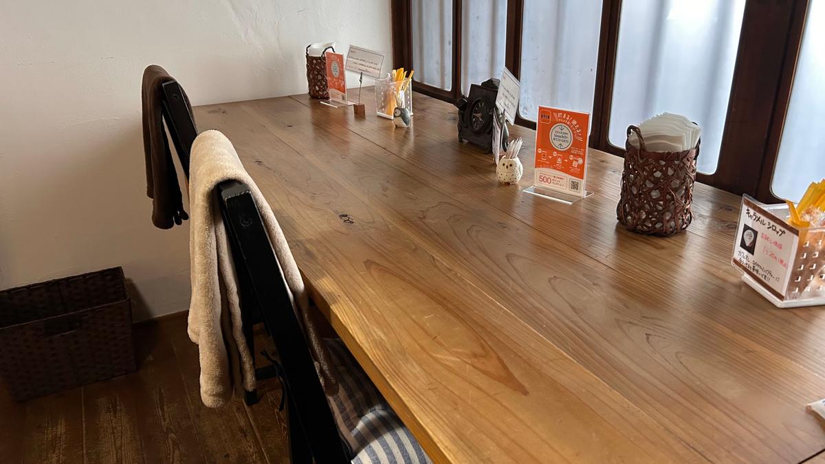 カウンター席は窓からの光が入って暖かい