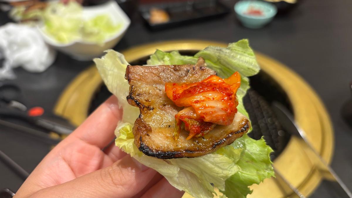 レタスの上に豚バラとキムチをのせてサムギョプサル風♪