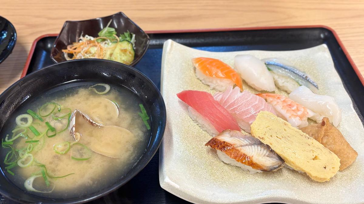 お寿司10貫に今回はあさり汁とサラダ、ドリンクまでついて660円😳✨