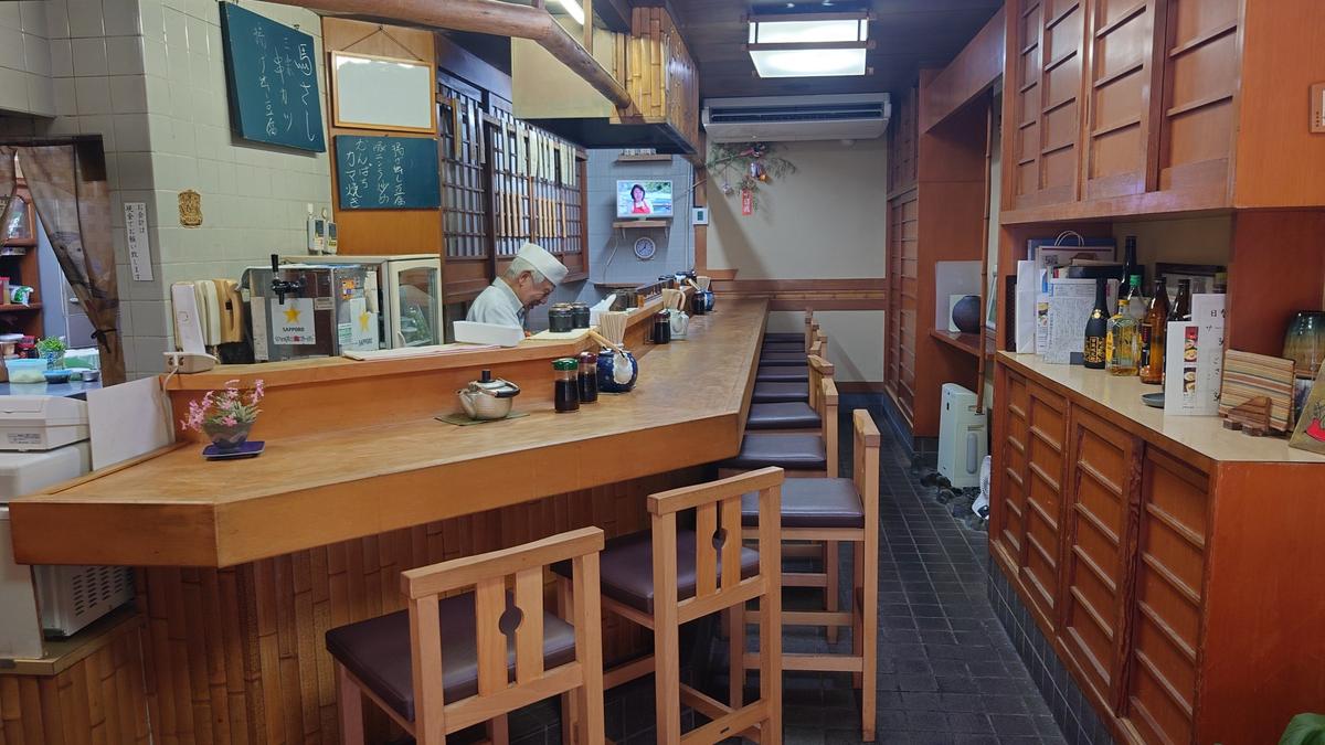カウンター席が並び、お昼からちょっと高級な気持ち🩷