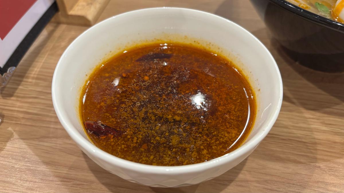 別皿でもらった辛いスープ🌶️かなり辛いので少しずつ混ぜて飲みます