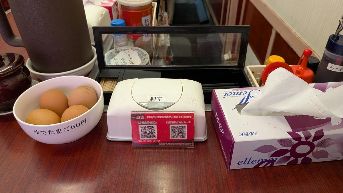 店主さんがラーメン持ってきた帰りにさりげなく箸箱のフタを開けてくれました✨✨